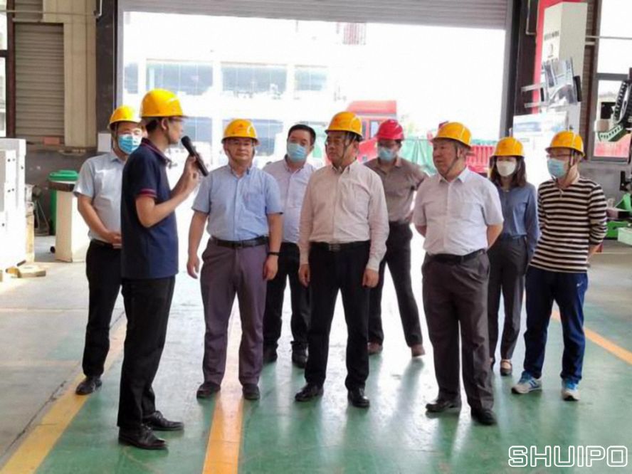 山東省科學院激光研究所所長賈中青、山東省機械設計研究院院長林江海帶領激光、高端裝備領域專家一行9人到水泊焊割實地調研 (已調整大小)